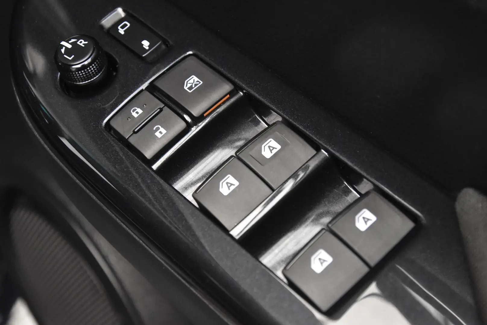 2025 Toyota Hilux Gallery Image 9