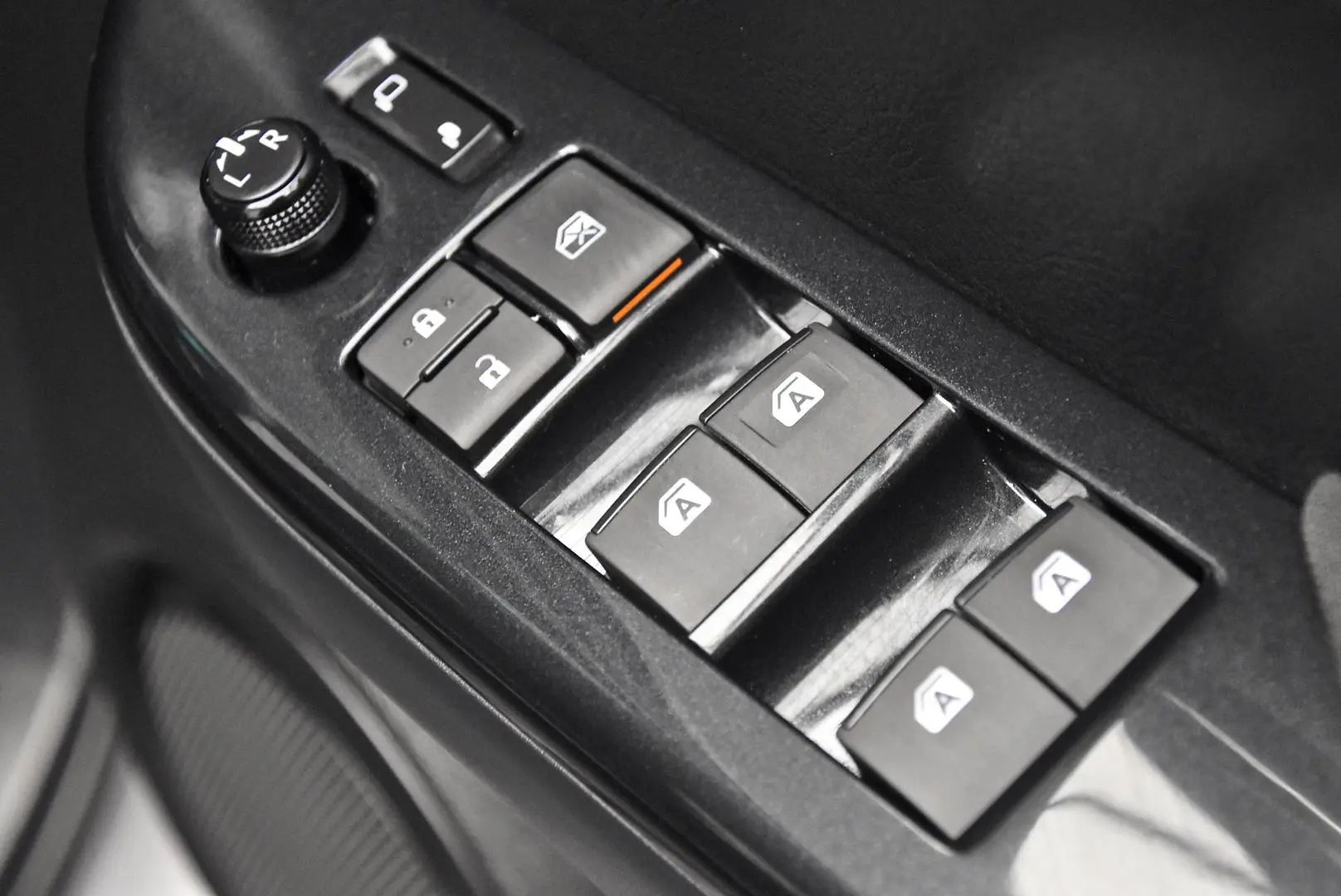 2025 Toyota Hilux Gallery Image 9