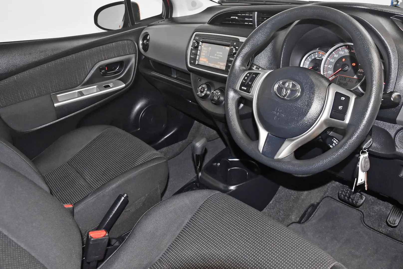 2016 Toyota Yaris Gallery Image 8