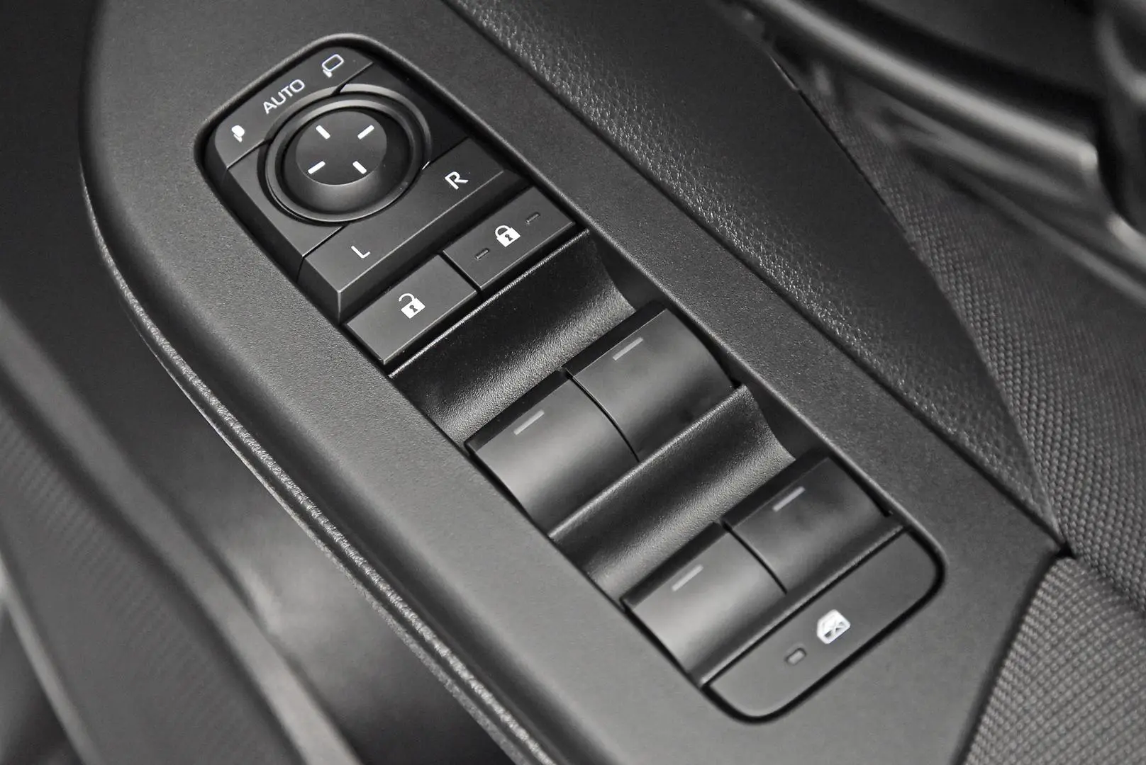 2025 Toyota C-HR Gallery Image 9