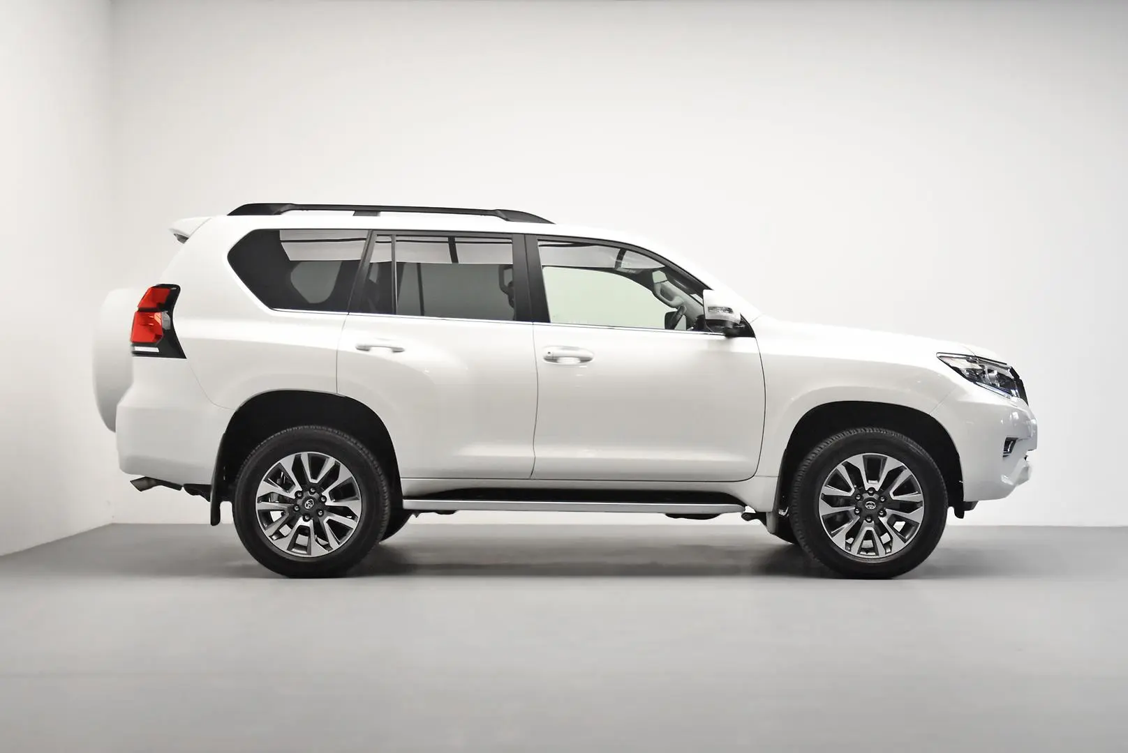 2023 Toyota Landcruiser Prado Gallery Image 3