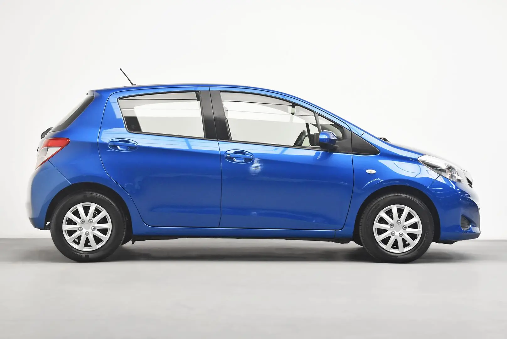 2013 Toyota Yaris Gallery Image 3