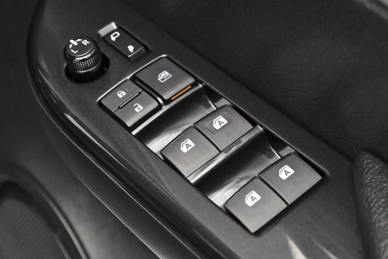 2025 Toyota Hilux Gallery Image 9