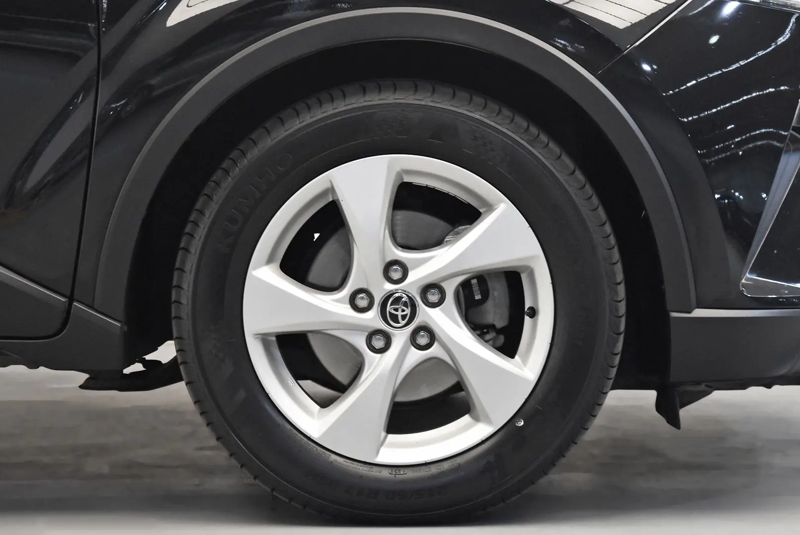 2018 Toyota C-HR Gallery Image 22