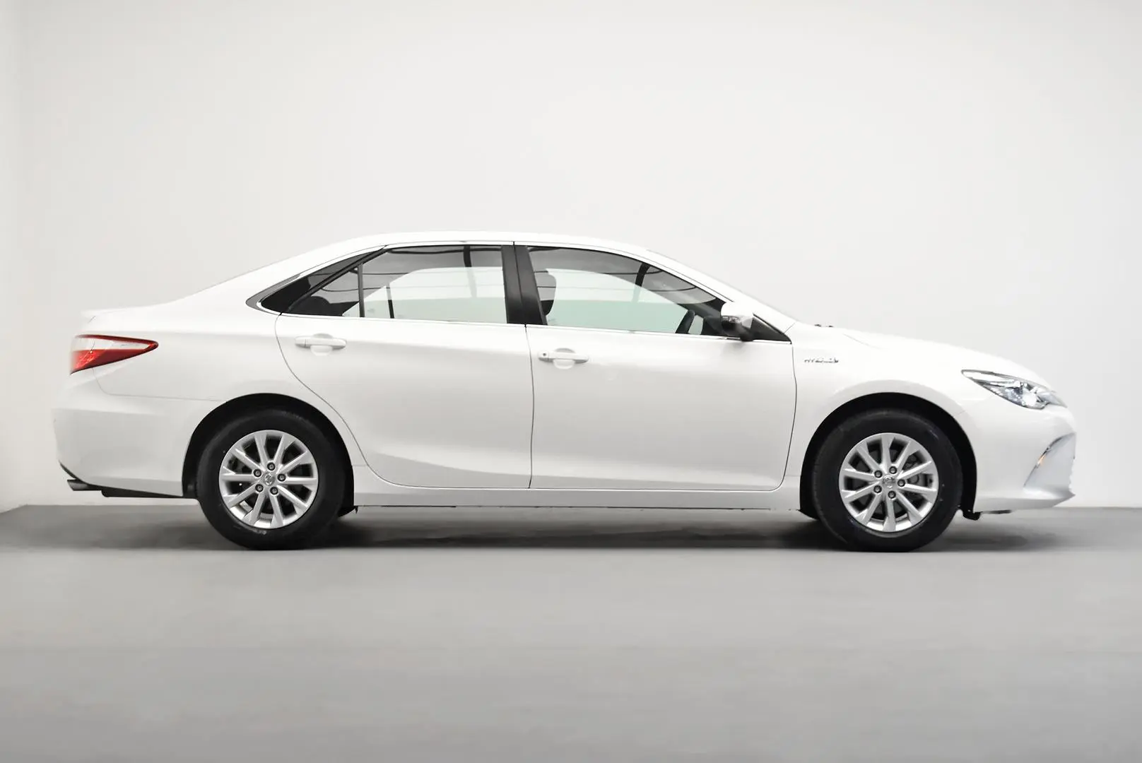 2017 Toyota Camry Gallery Image 3