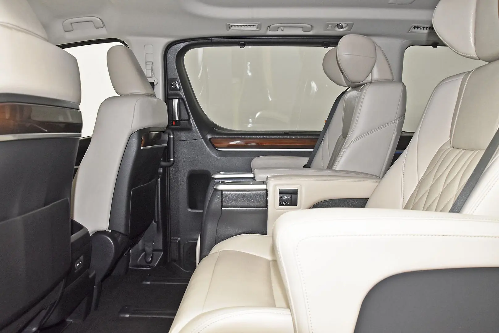 2025 Toyota Granvia Gallery Image 20