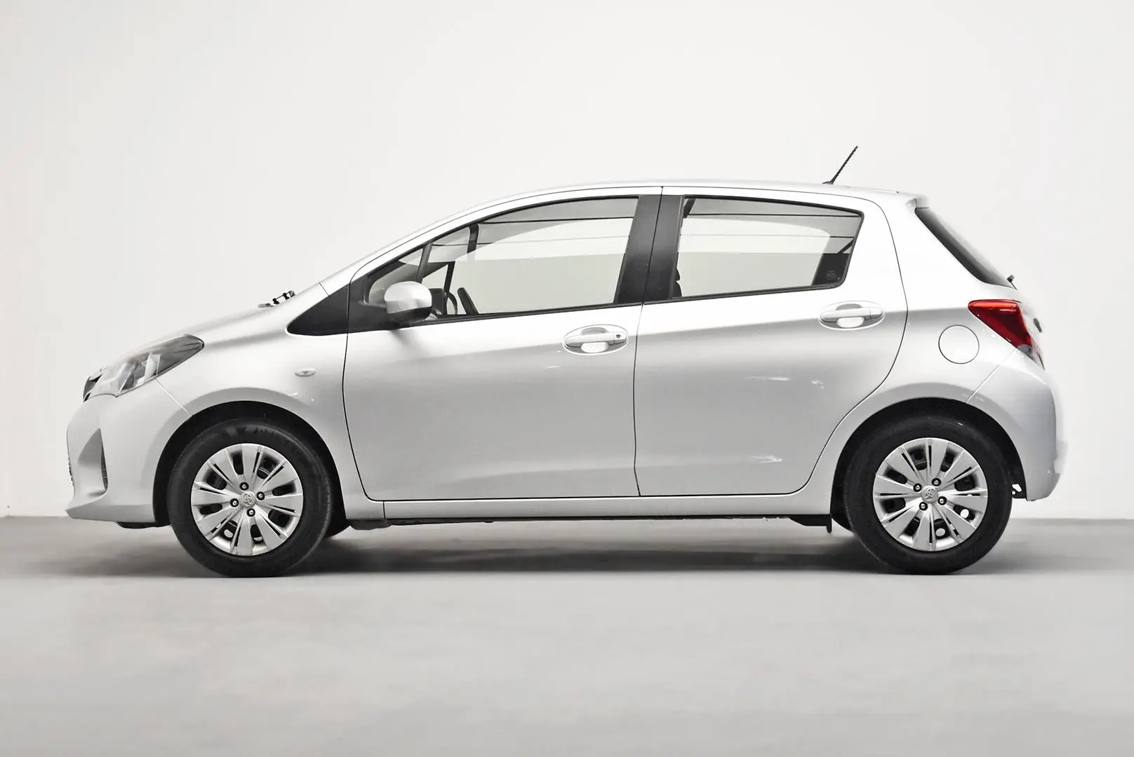 2015 Toyota Yaris Gallery Image 4