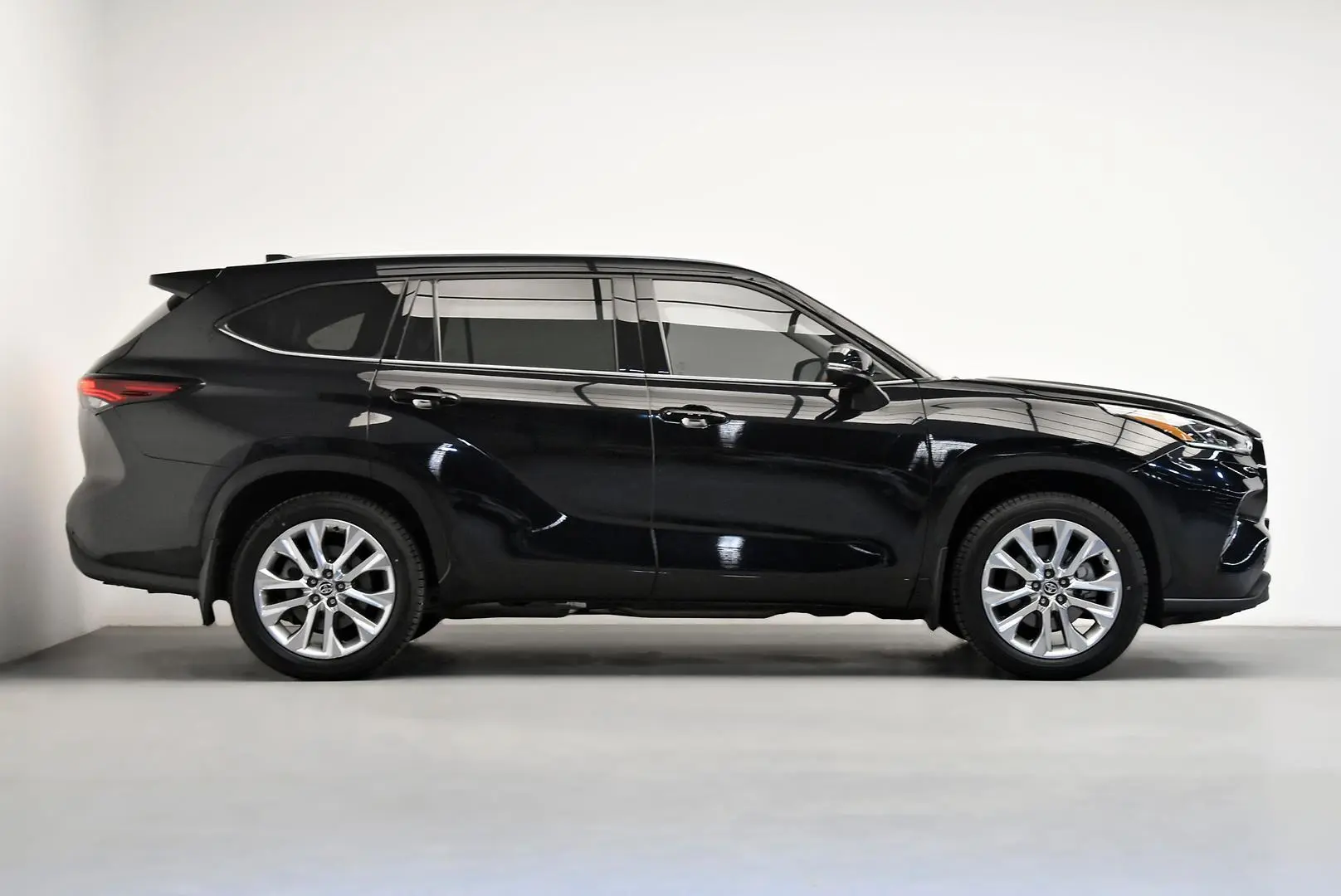 2024 Toyota Kluger Gallery Image 3