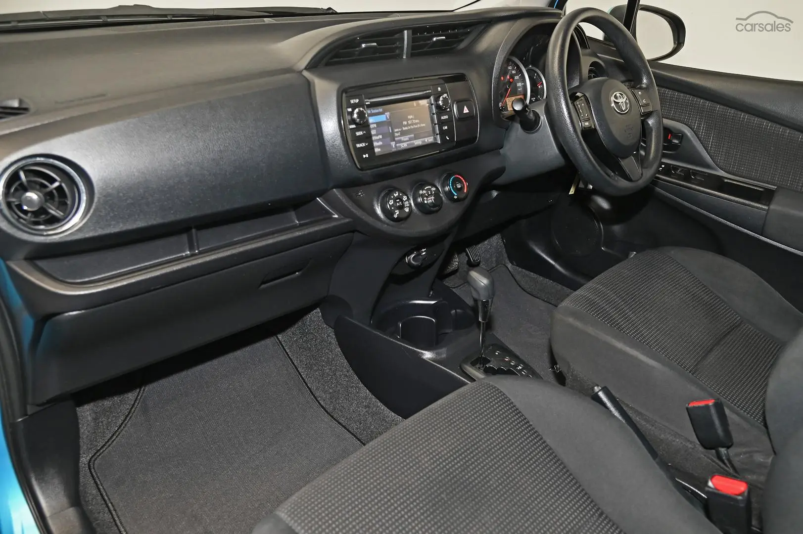2017 Toyota Yaris Image 16