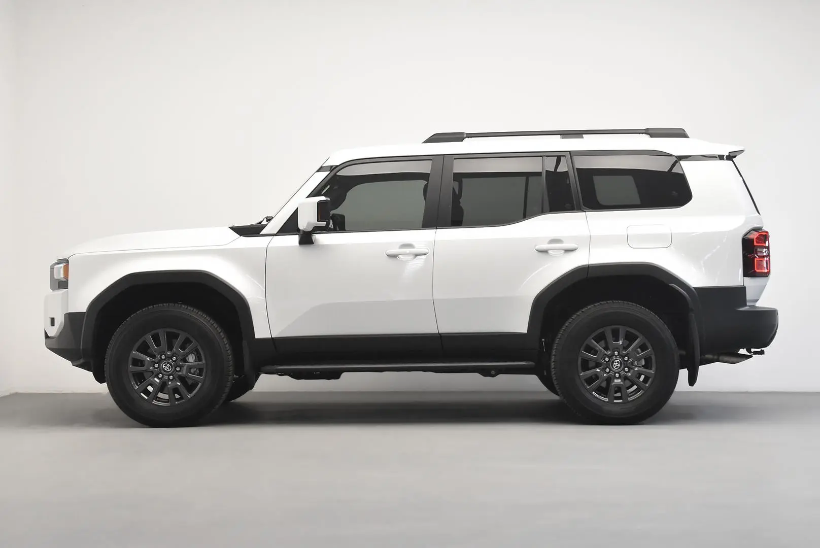 2025 Toyota Landcruiser Prado Gallery Image 4