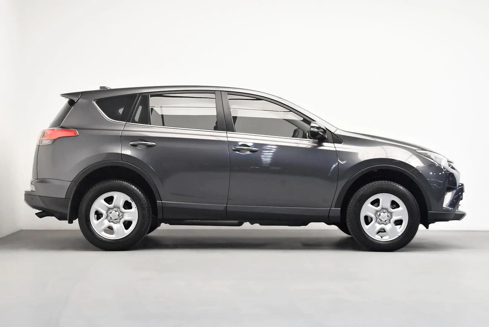 2018 Toyota RAV4 Gallery Image 3