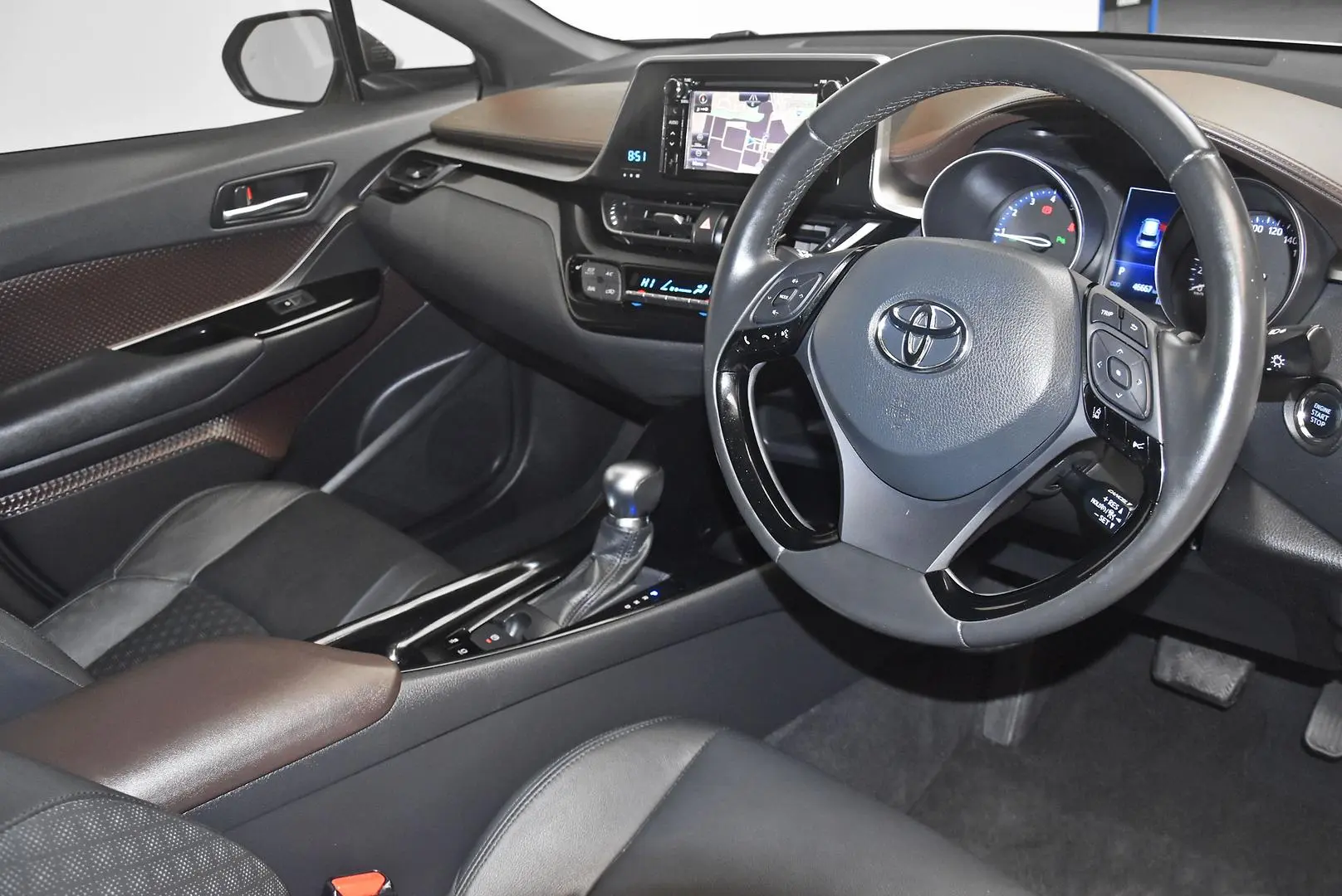 2017 Toyota C-HR Gallery Image 9
