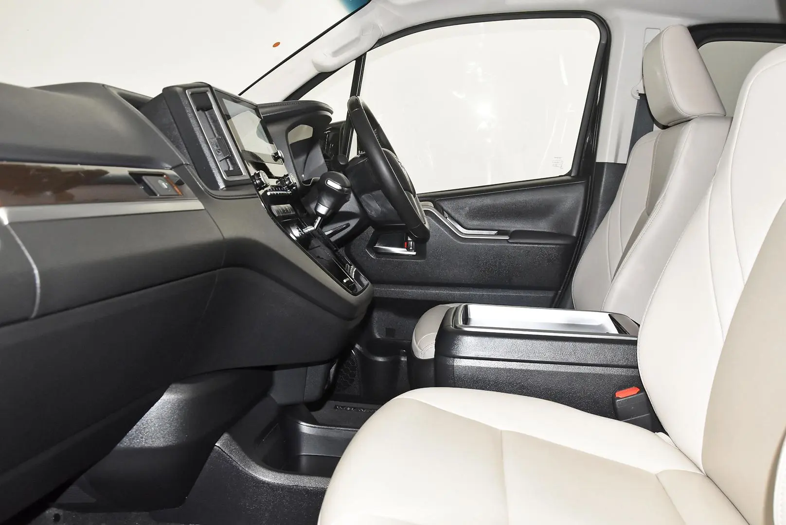 2025 Toyota Granvia Gallery Image 18