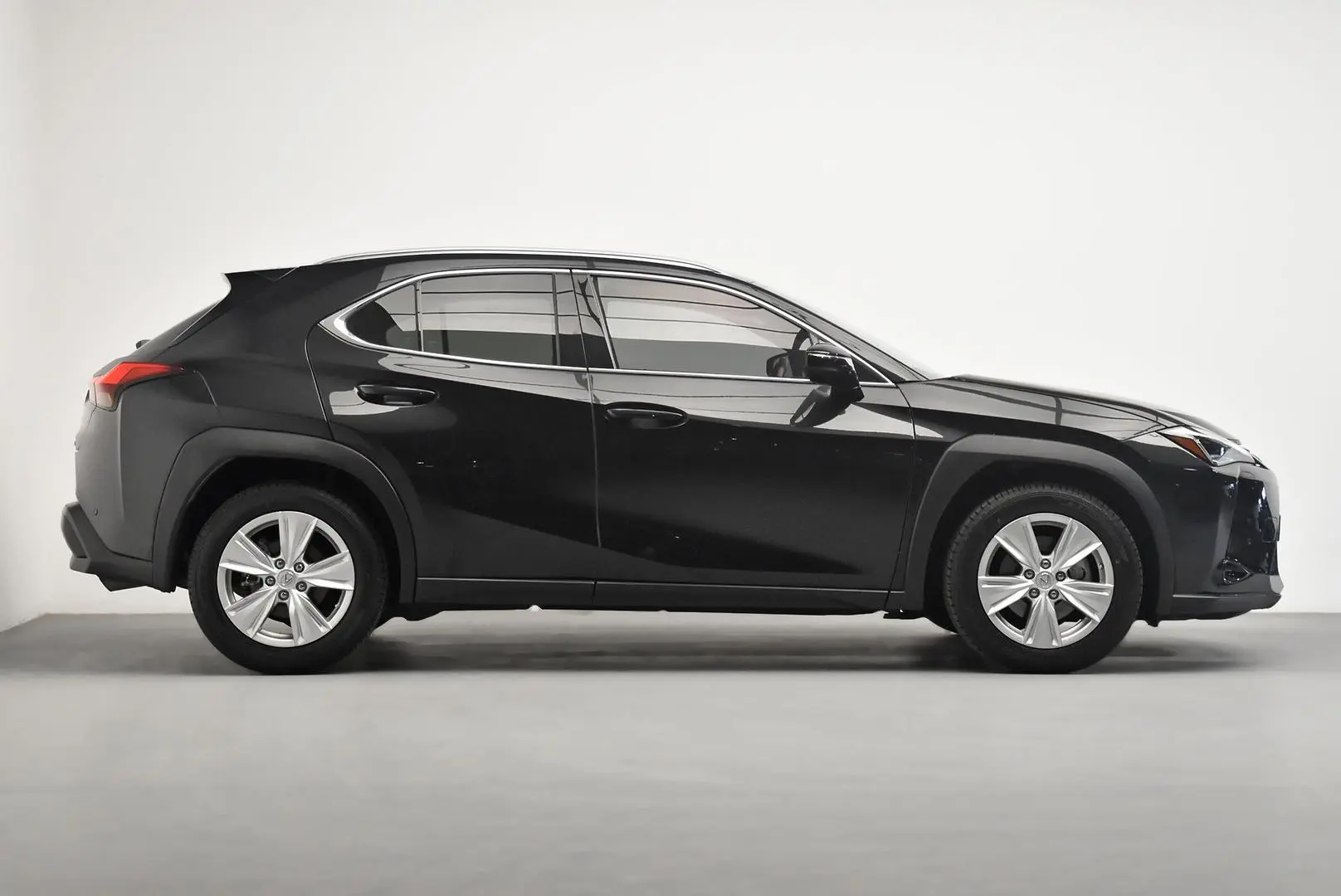 2019 Lexus UX Gallery Image 3