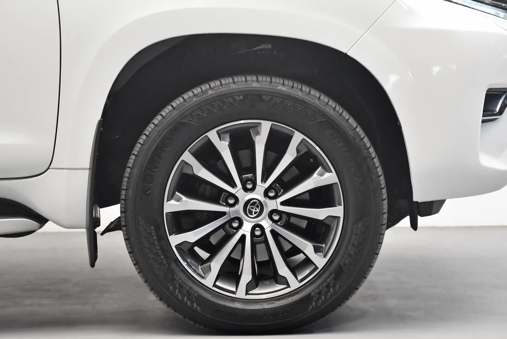 2022 Toyota Landcruiser Prado Gallery Image 24