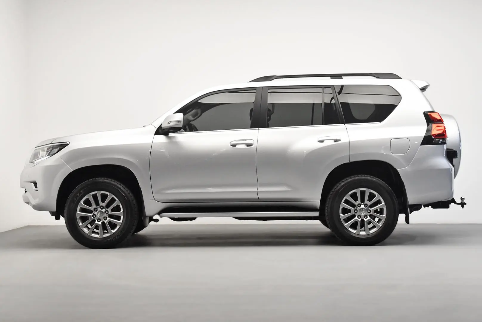 2017 Toyota Landcruiser Prado Gallery Image 4