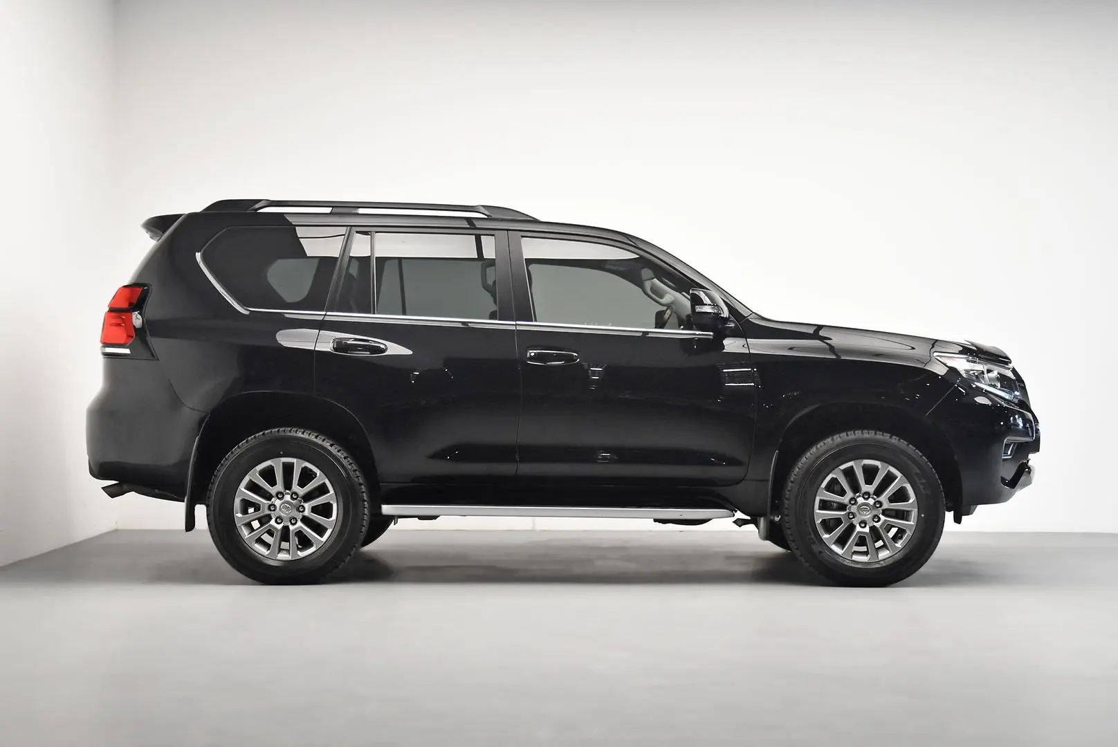 2020 Toyota Landcruiser Prado Gallery Image 3