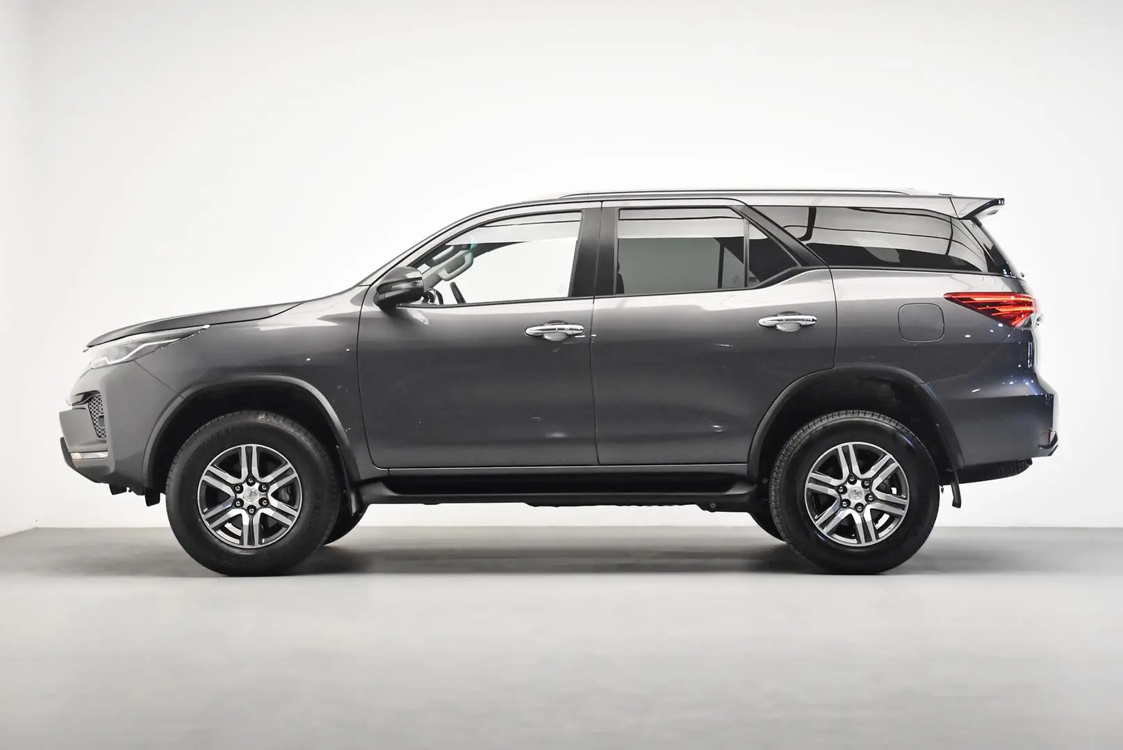 2023 Toyota Fortuner Gallery Image 4