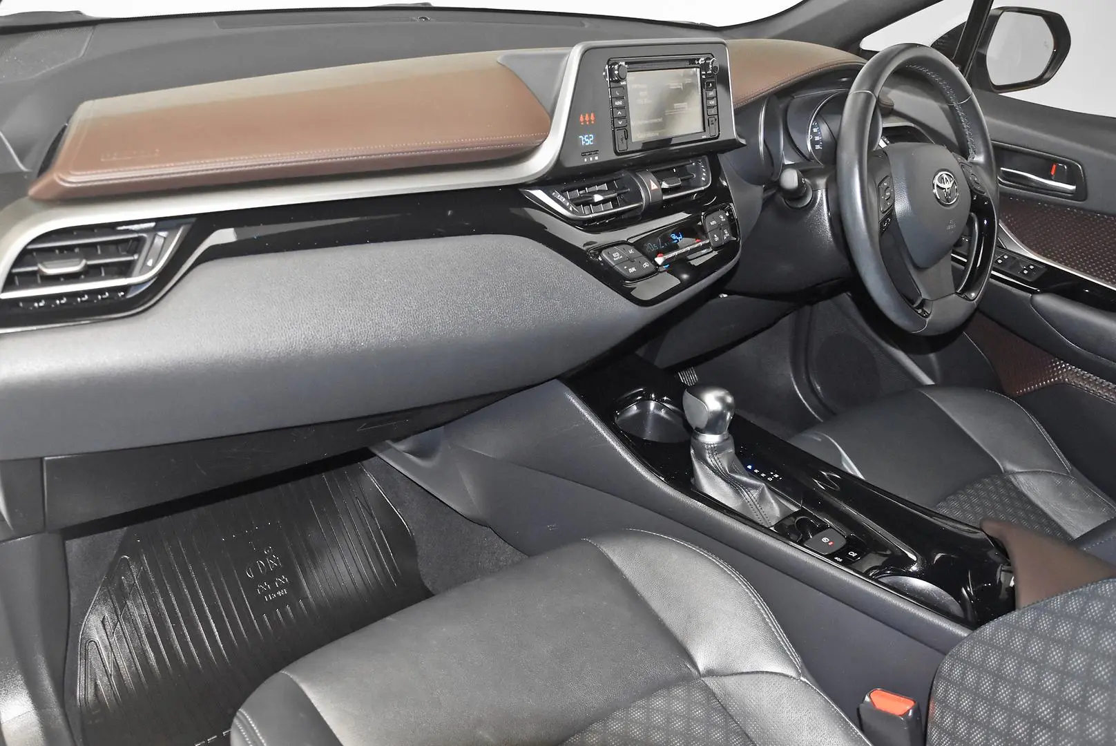 2018 Toyota C-HR Gallery Image 17
