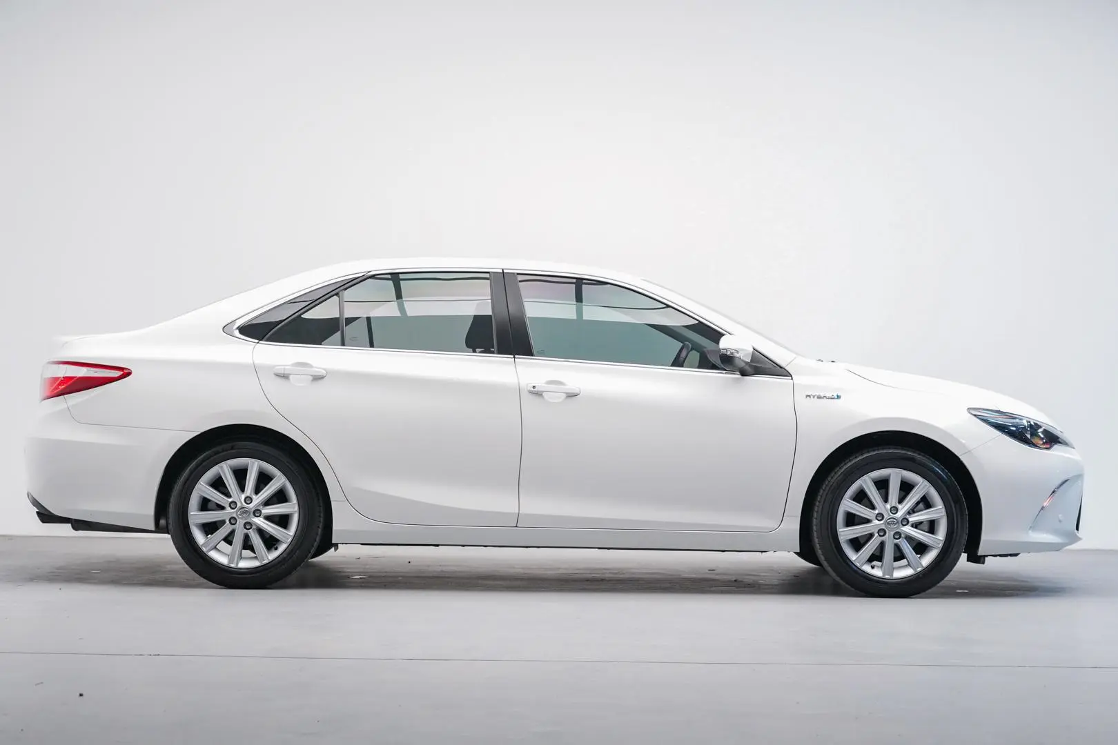 2017 Toyota Camry Gallery Image 2