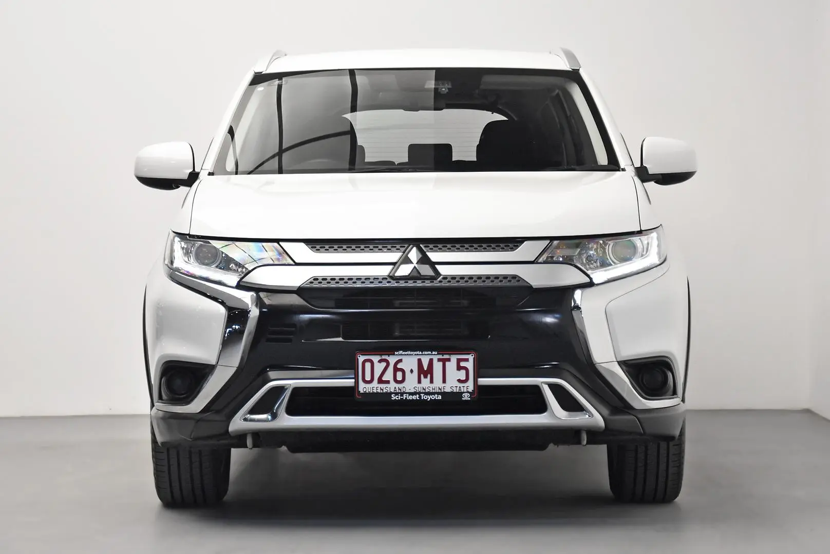 2019 Mitsubishi Outlander Gallery Image 2