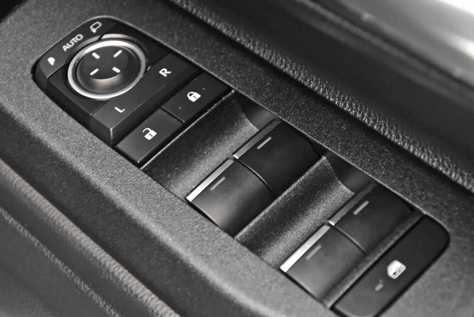 2024 Toyota Landcruiser Prado Gallery Image 9