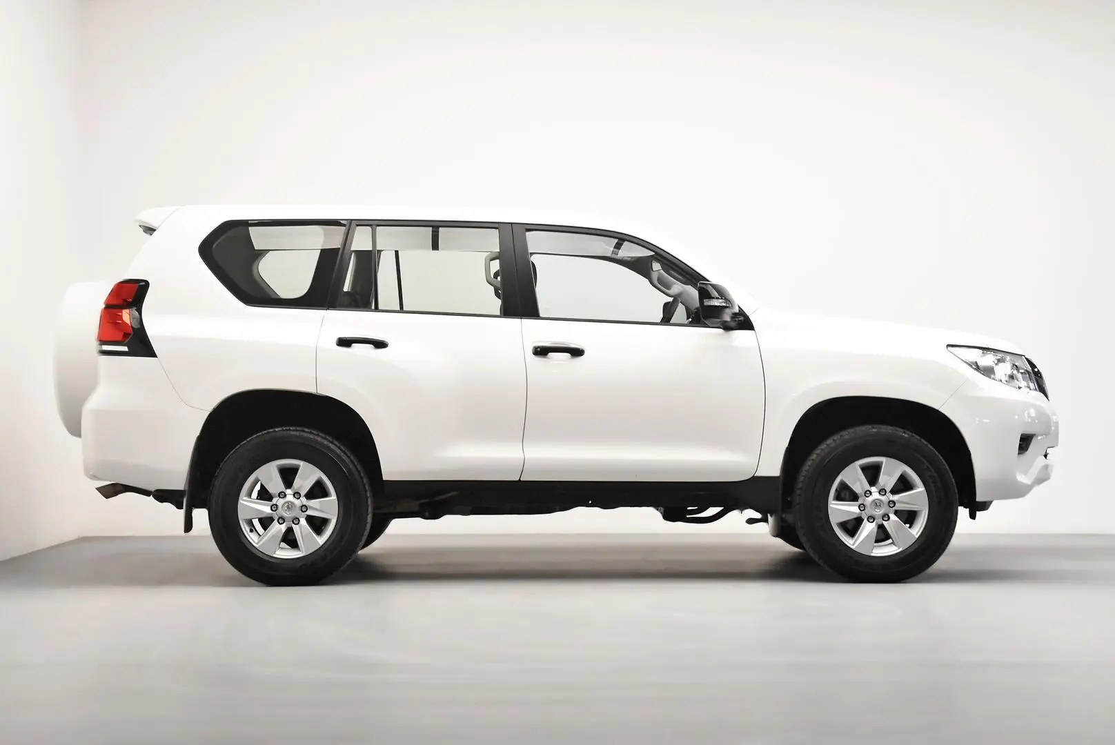 2023 Toyota Landcruiser Prado Gallery Image 3
