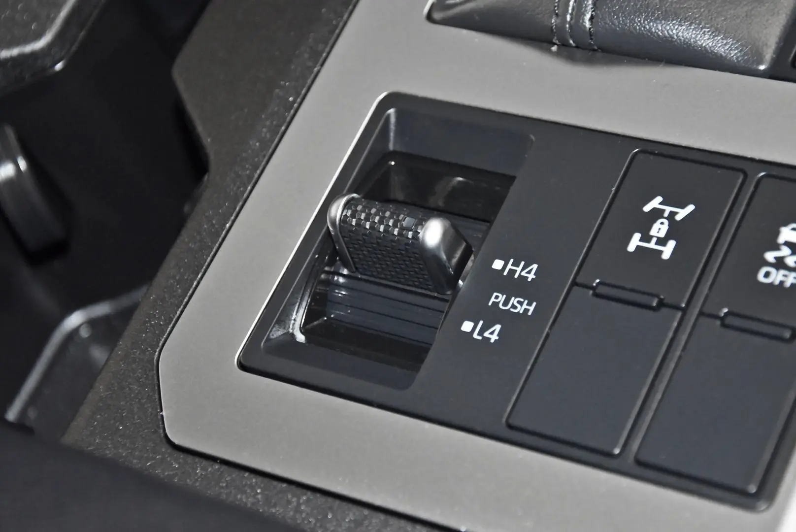 2024 Toyota Landcruiser Prado Gallery Image 13