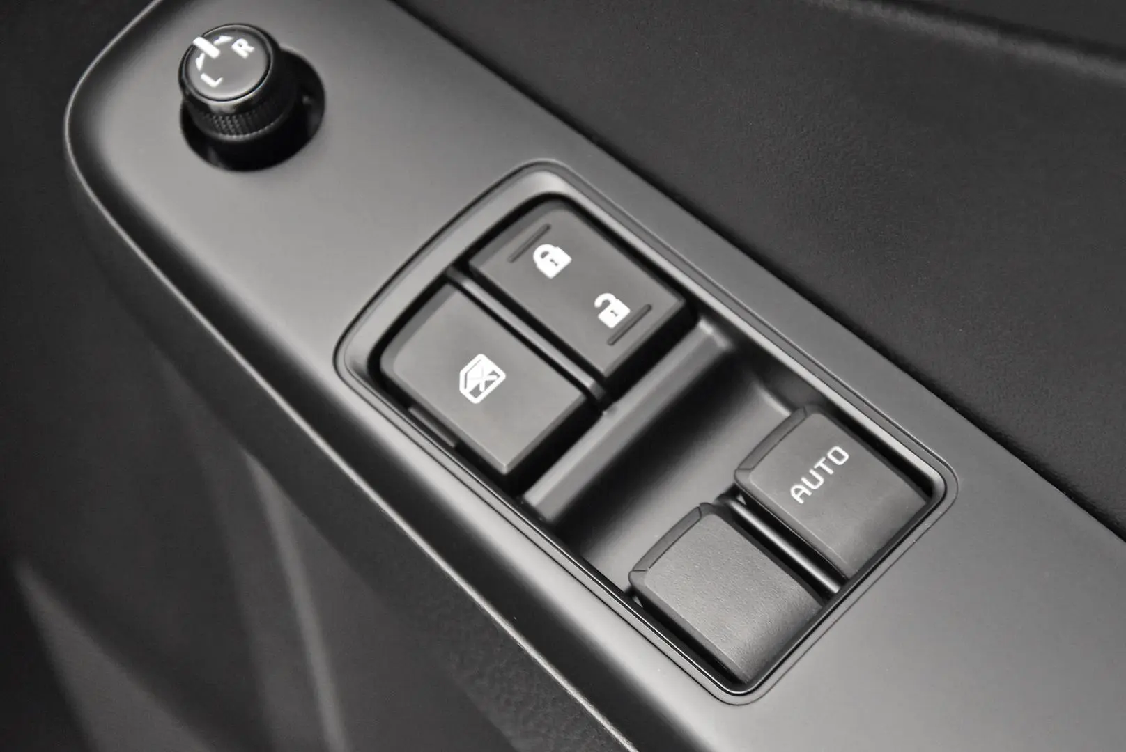 2025 Isuzu D-MAX Gallery Image 8