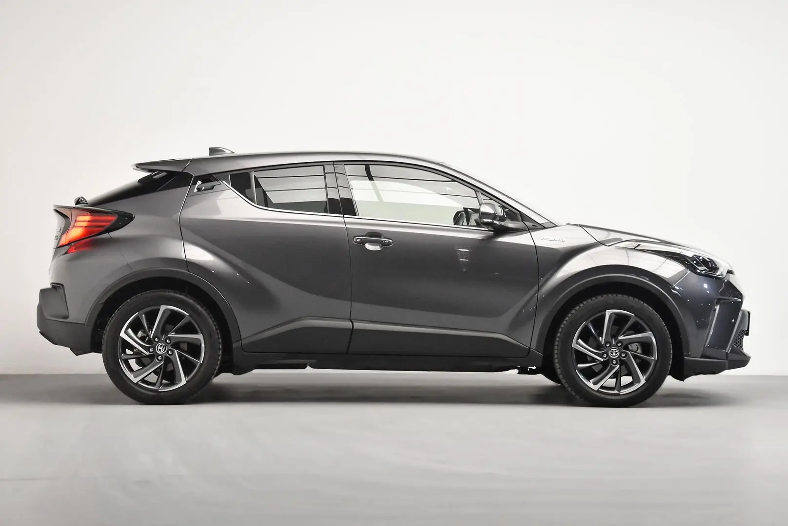 2022 Toyota C-HR Gallery Image 3