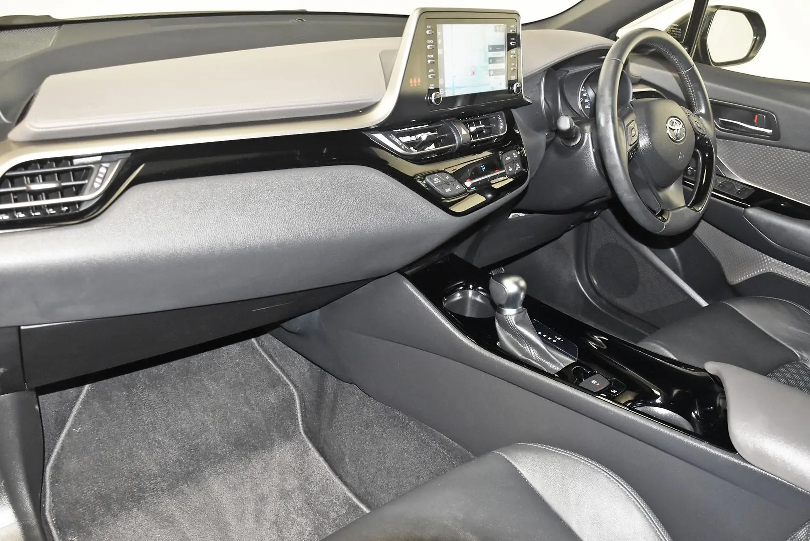 2022 Toyota C-HR Gallery Image 17