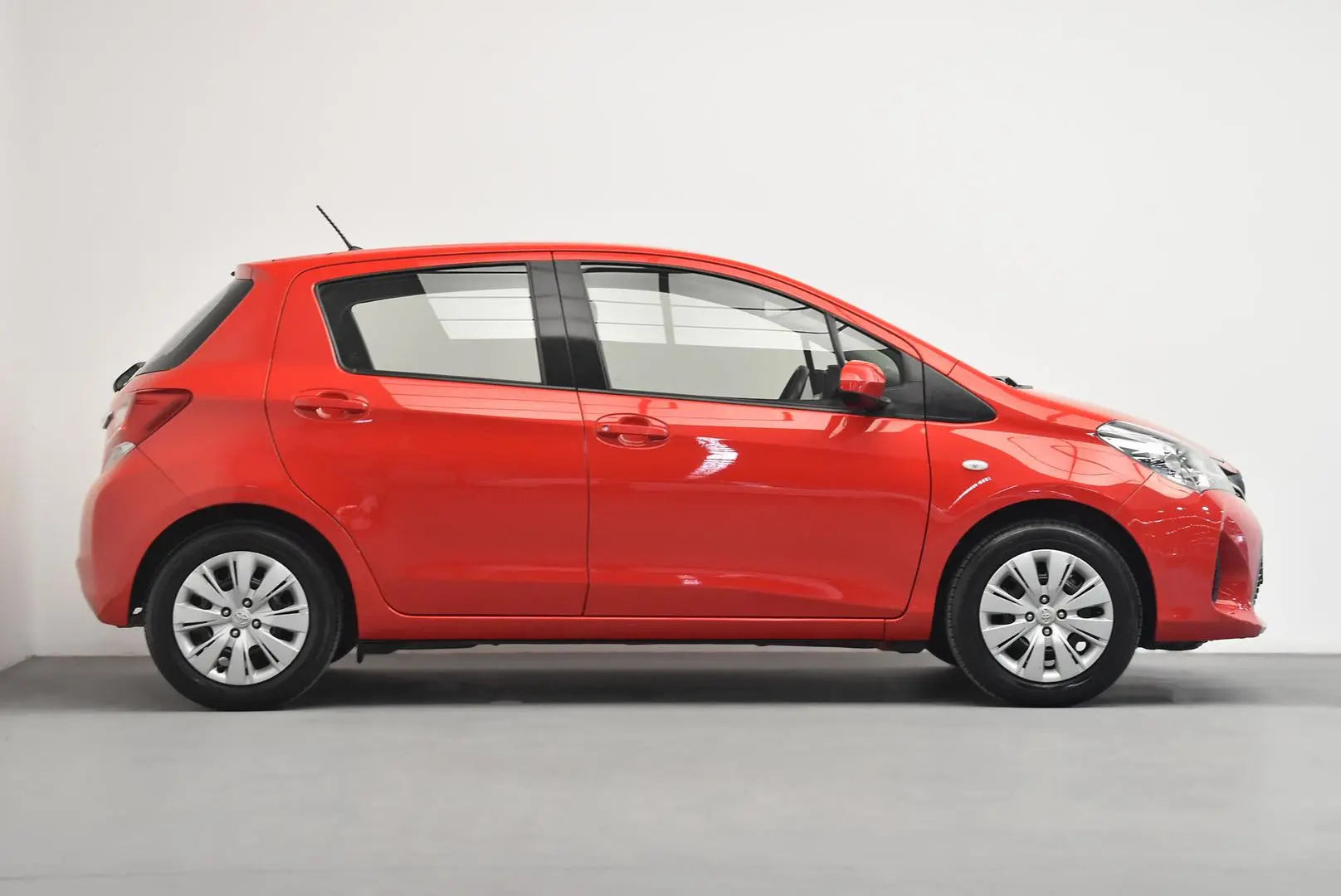 2016 Toyota Yaris Gallery Image 3