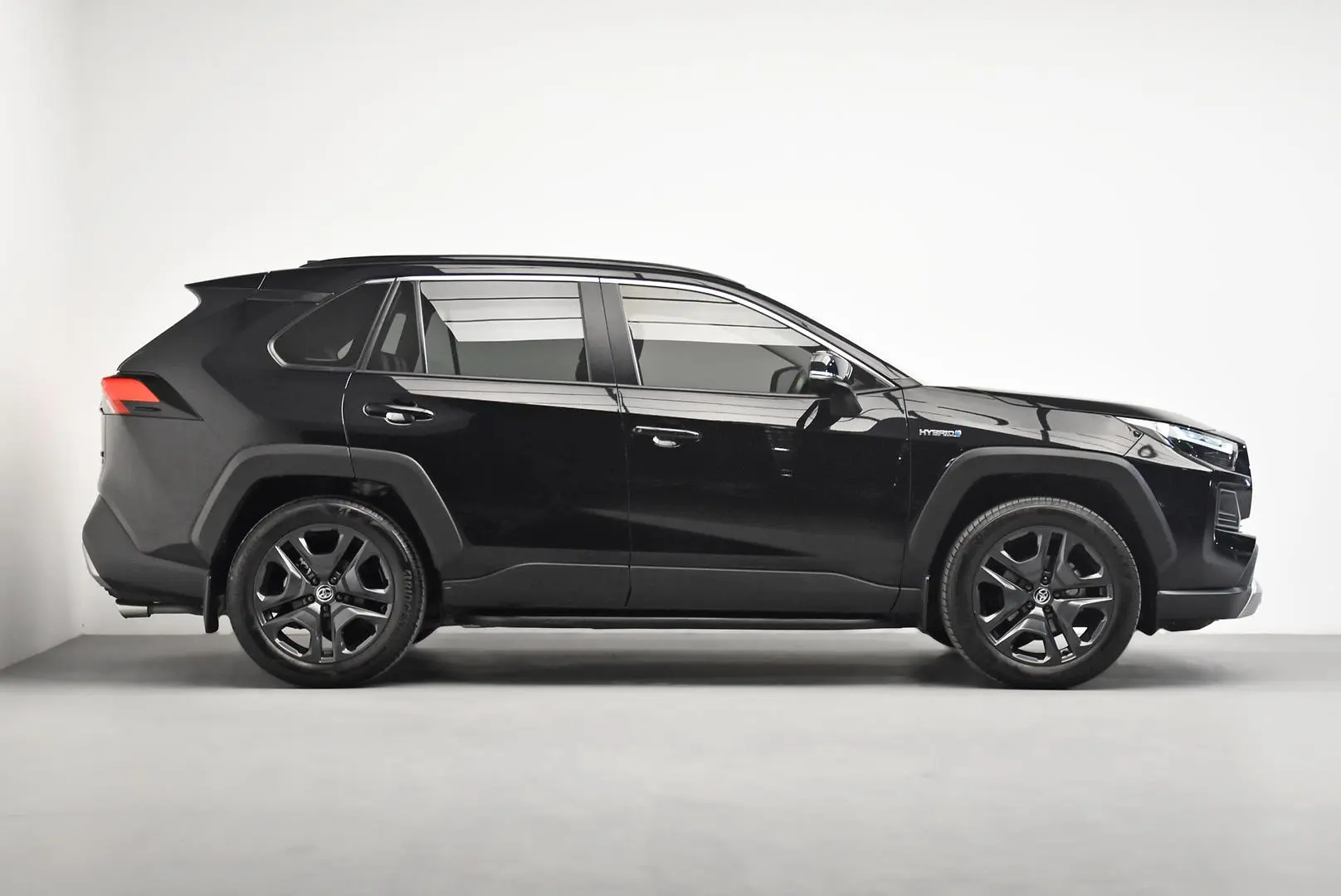 2021 Toyota RAV4 Gallery Image 3