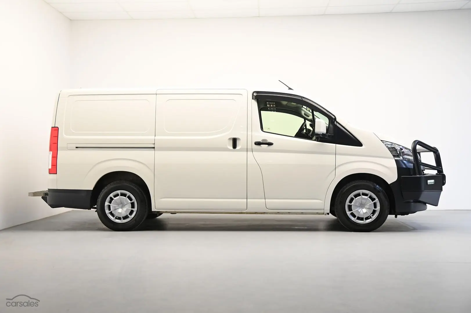 2019 Toyota Hiace Image 3