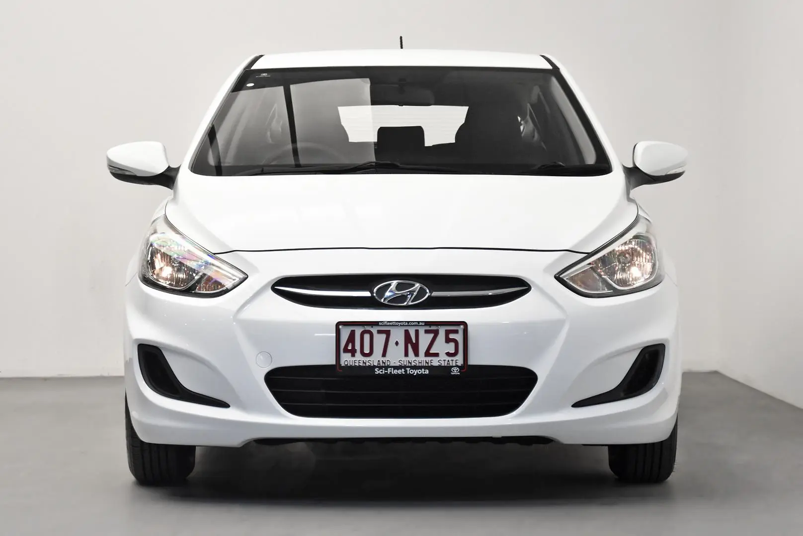 2016 Hyundai Accent Gallery Image 2