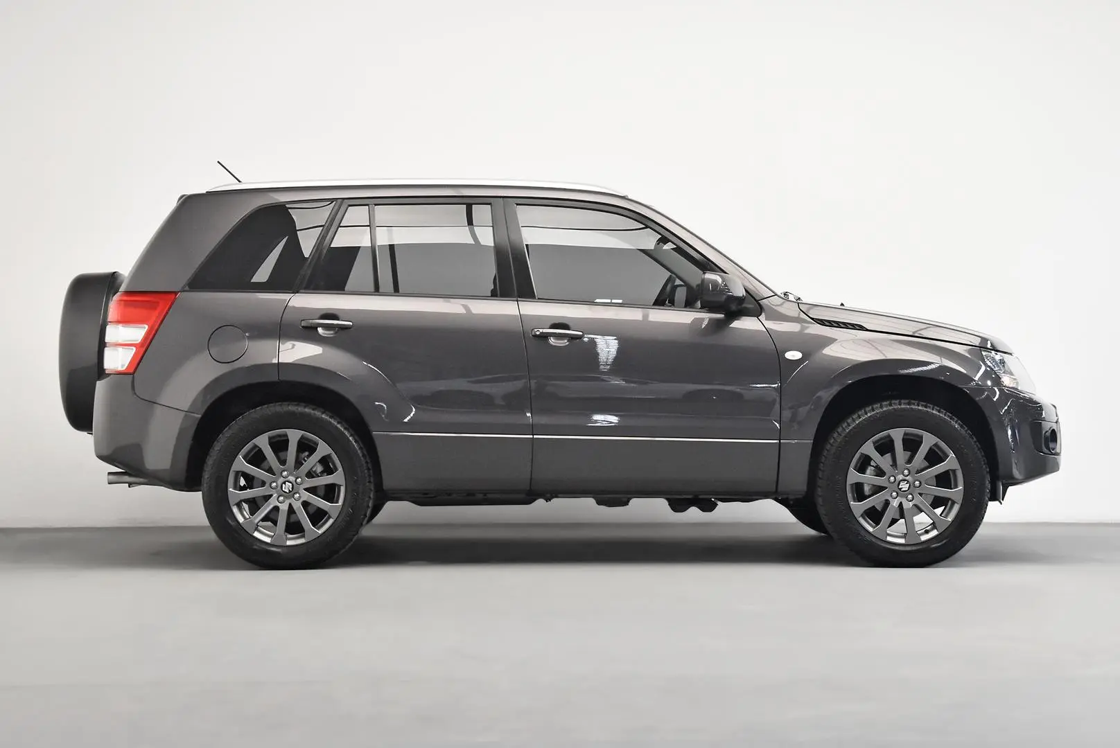 2017 Suzuki Grand Vitara Gallery Image 3