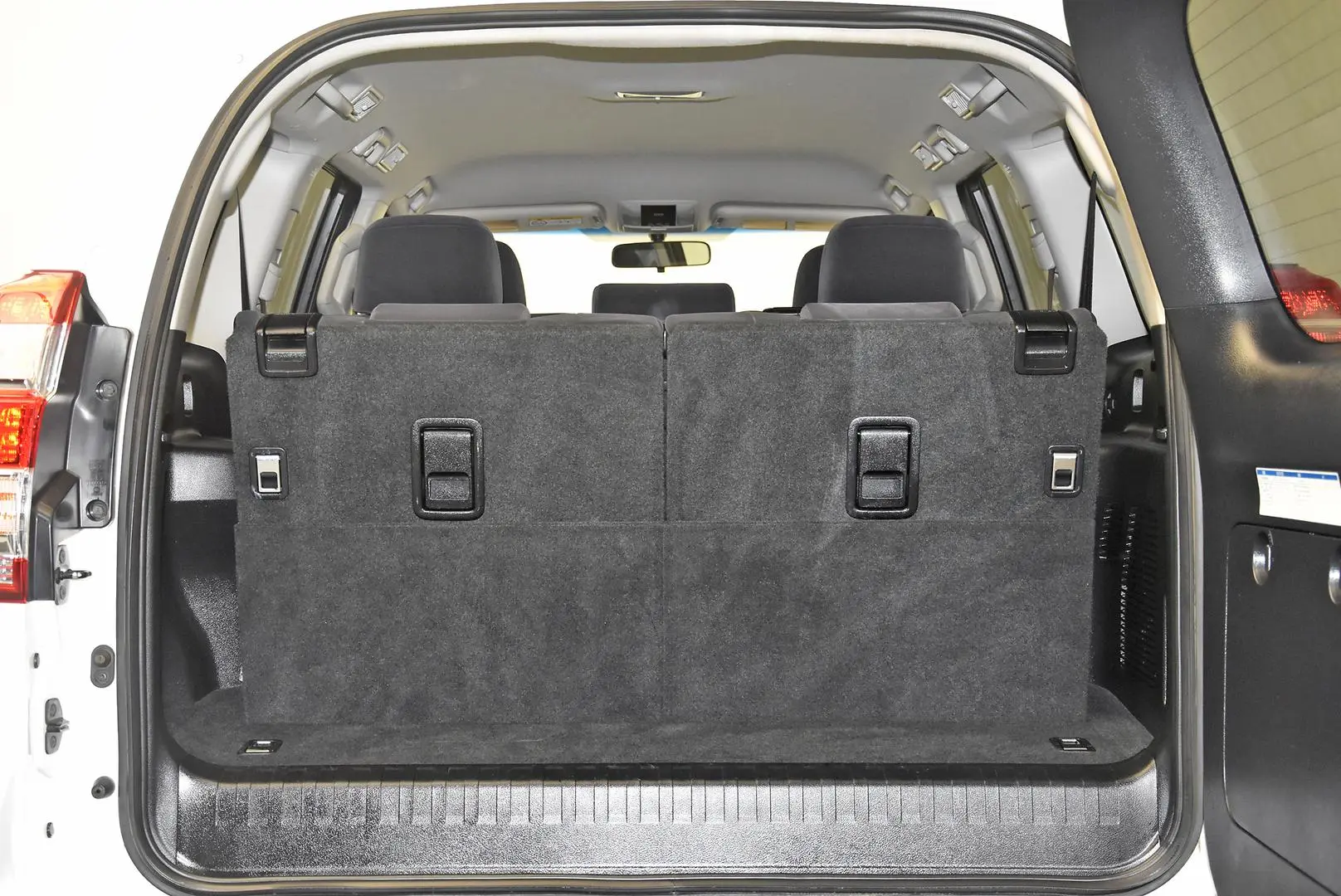 2016 Toyota Landcruiser Prado Gallery Image 20