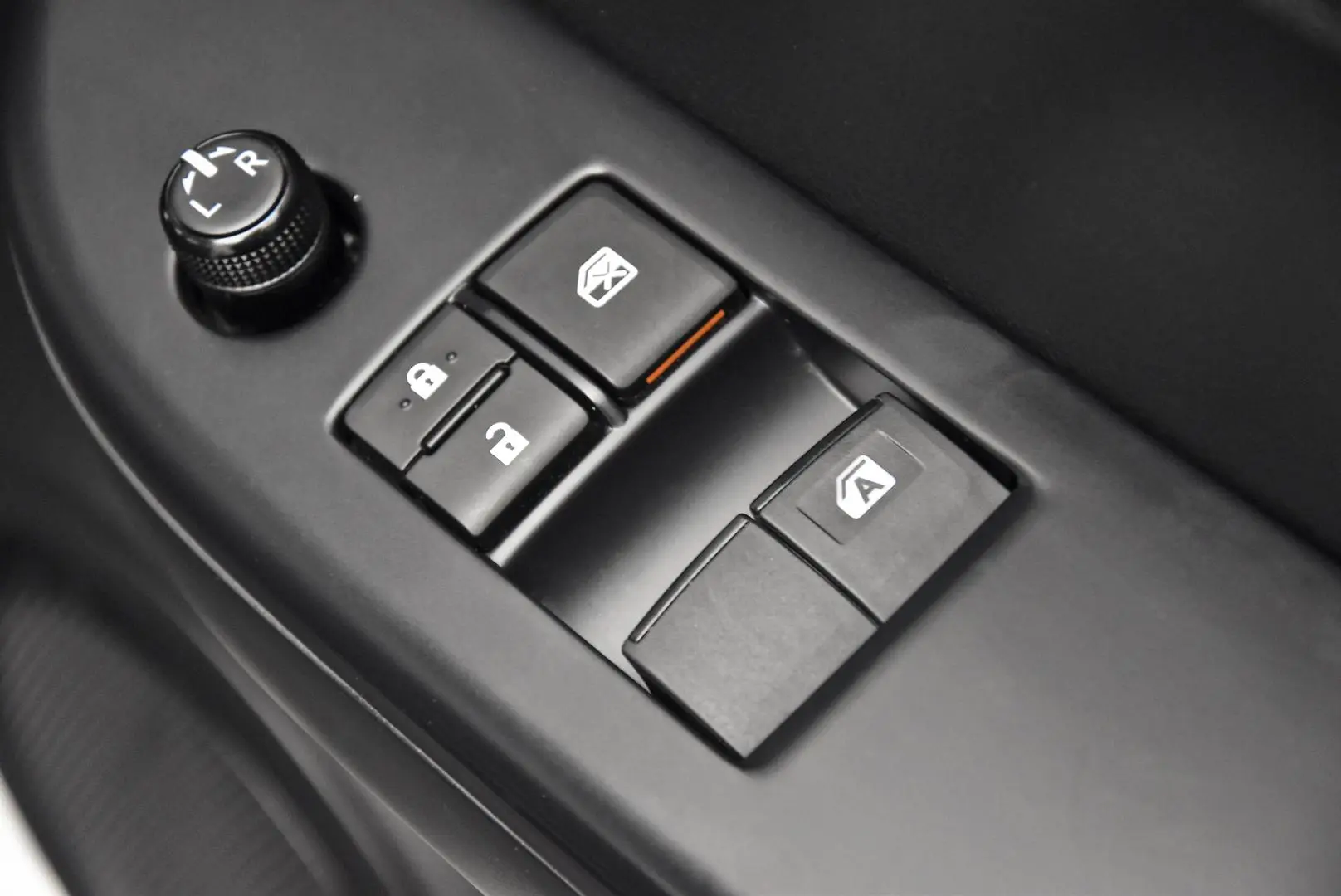 2023 Toyota Hilux Gallery Image 9
