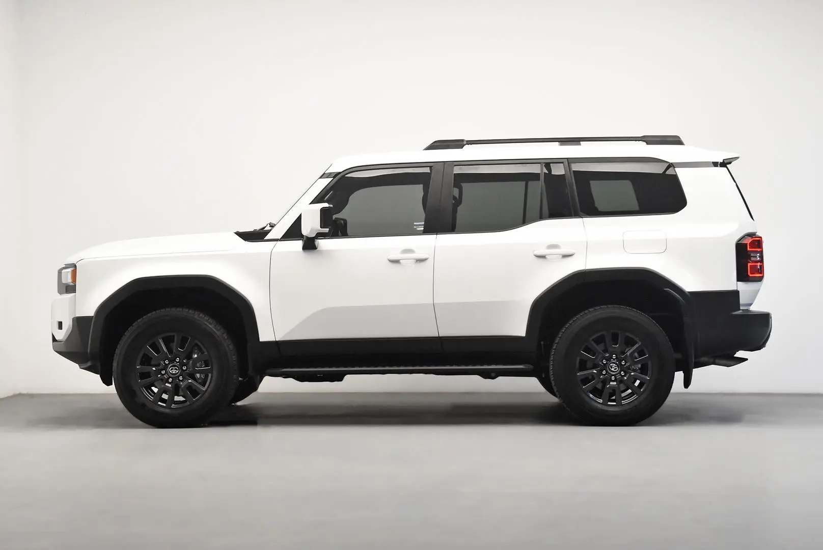 2025 Toyota Landcruiser Prado Gallery Image 4