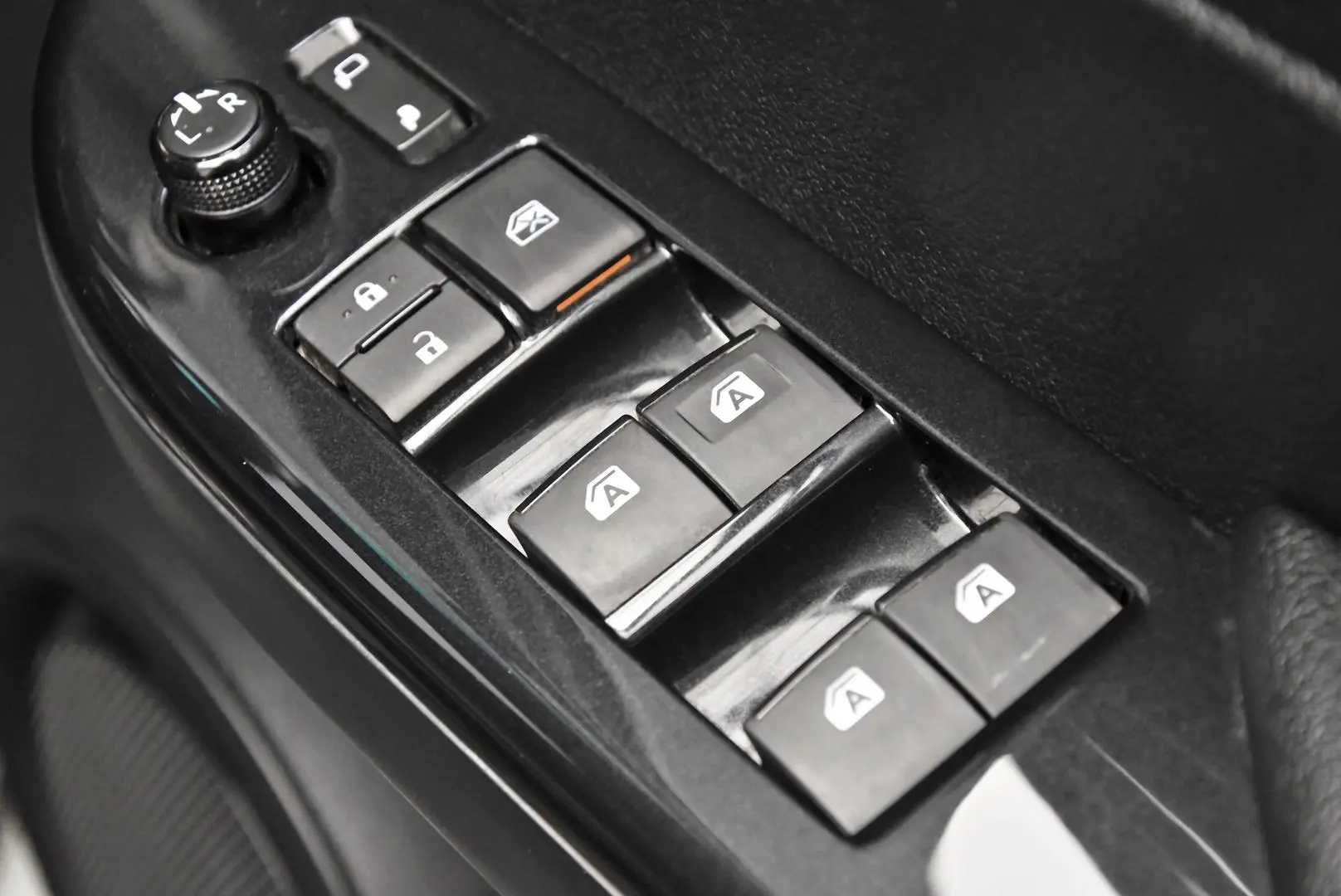 2024 Toyota Hilux Gallery Image 9