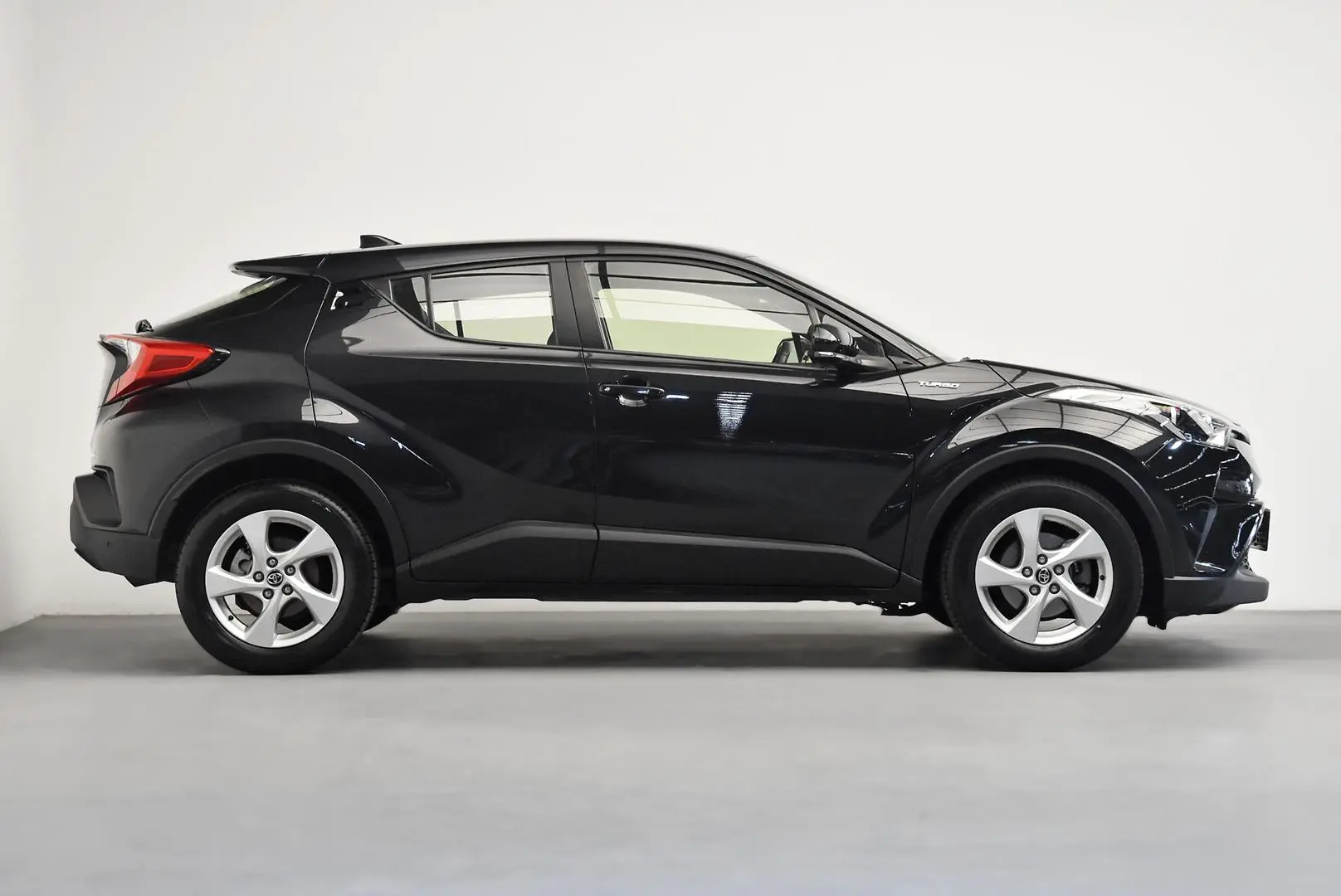 2018 Toyota C-HR Gallery Image 3