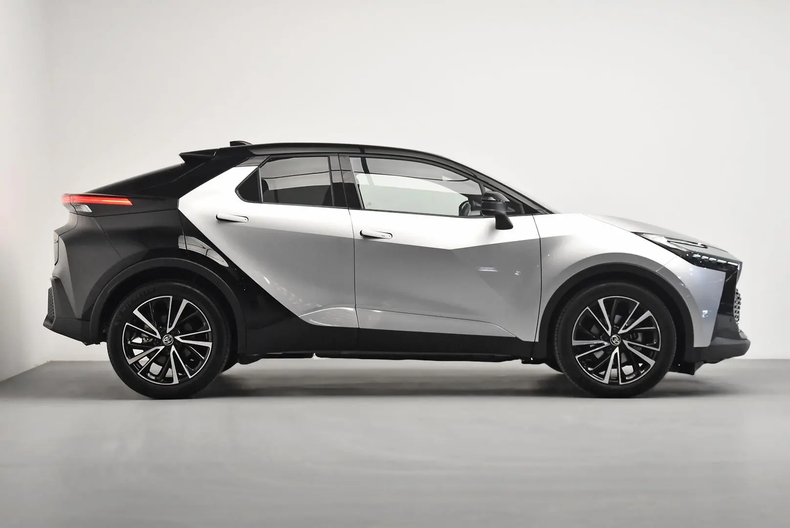 2025 Toyota C-HR Gallery Image 3