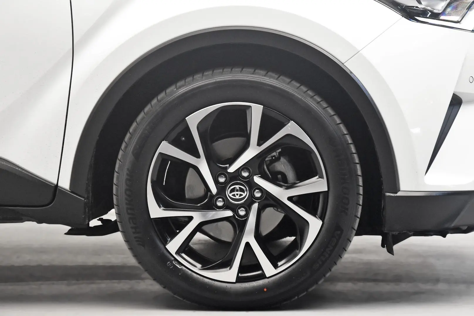 2017 Toyota C-HR Gallery Image 23