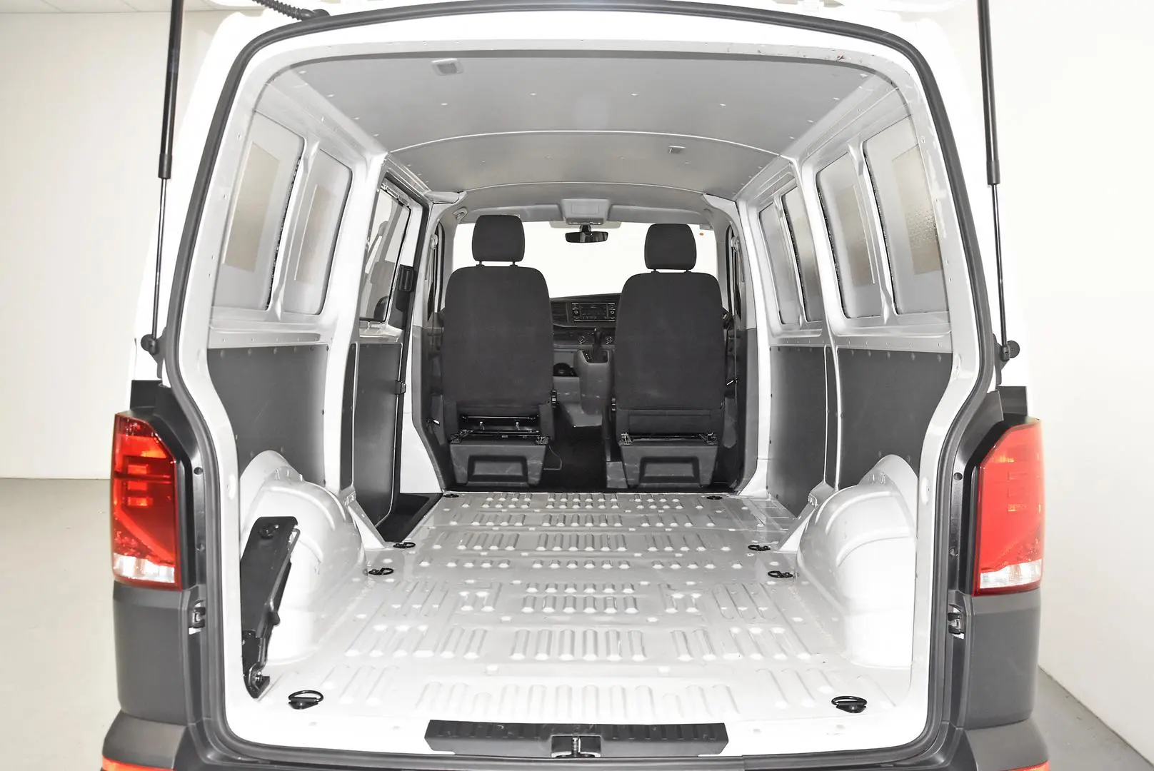 2021 Volkswagen Transporter Gallery Image 19