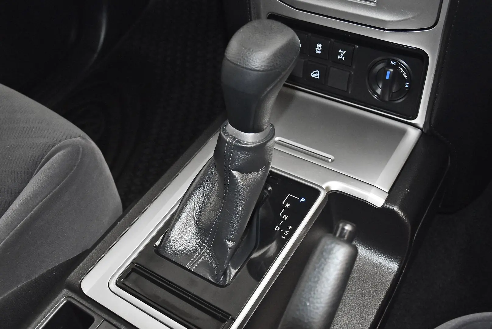 2023 Toyota Landcruiser Prado Gallery Image 12