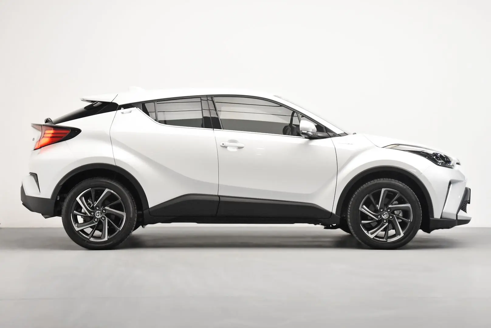 2023 Toyota C-HR Gallery Image 3
