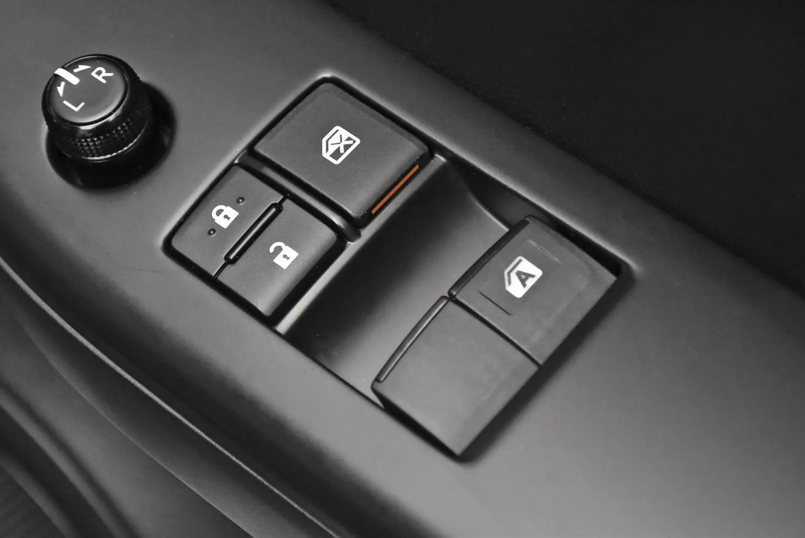 2024 Toyota Hilux Gallery Image 9
