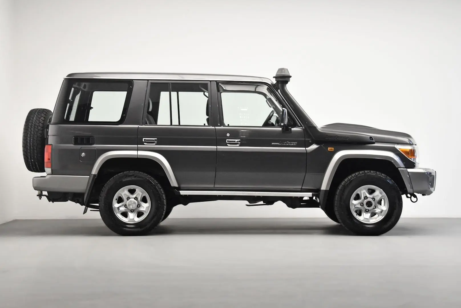 2016 Toyota Landcruiser Gallery Image 3