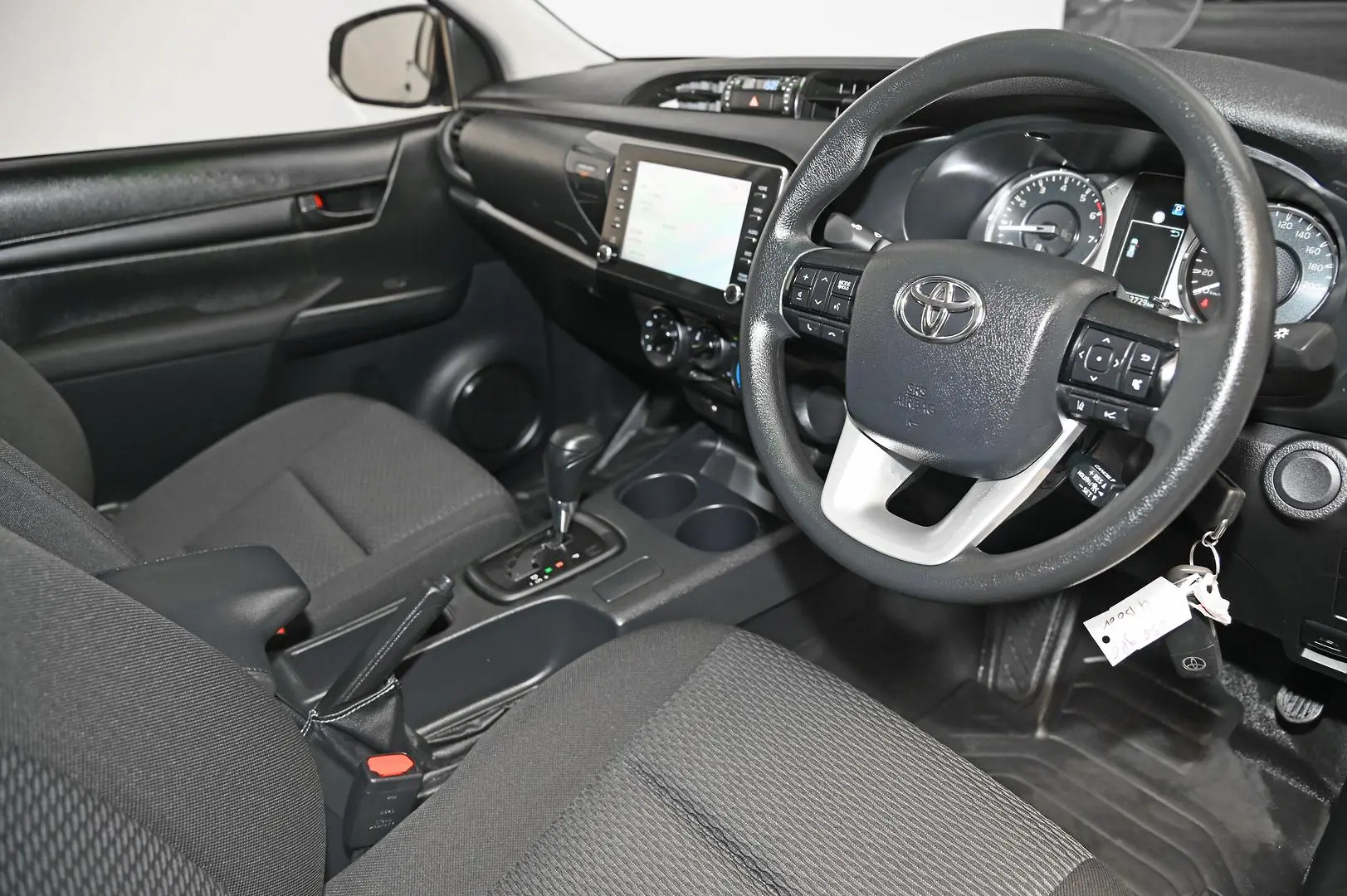 2023 Toyota Hilux Image 8