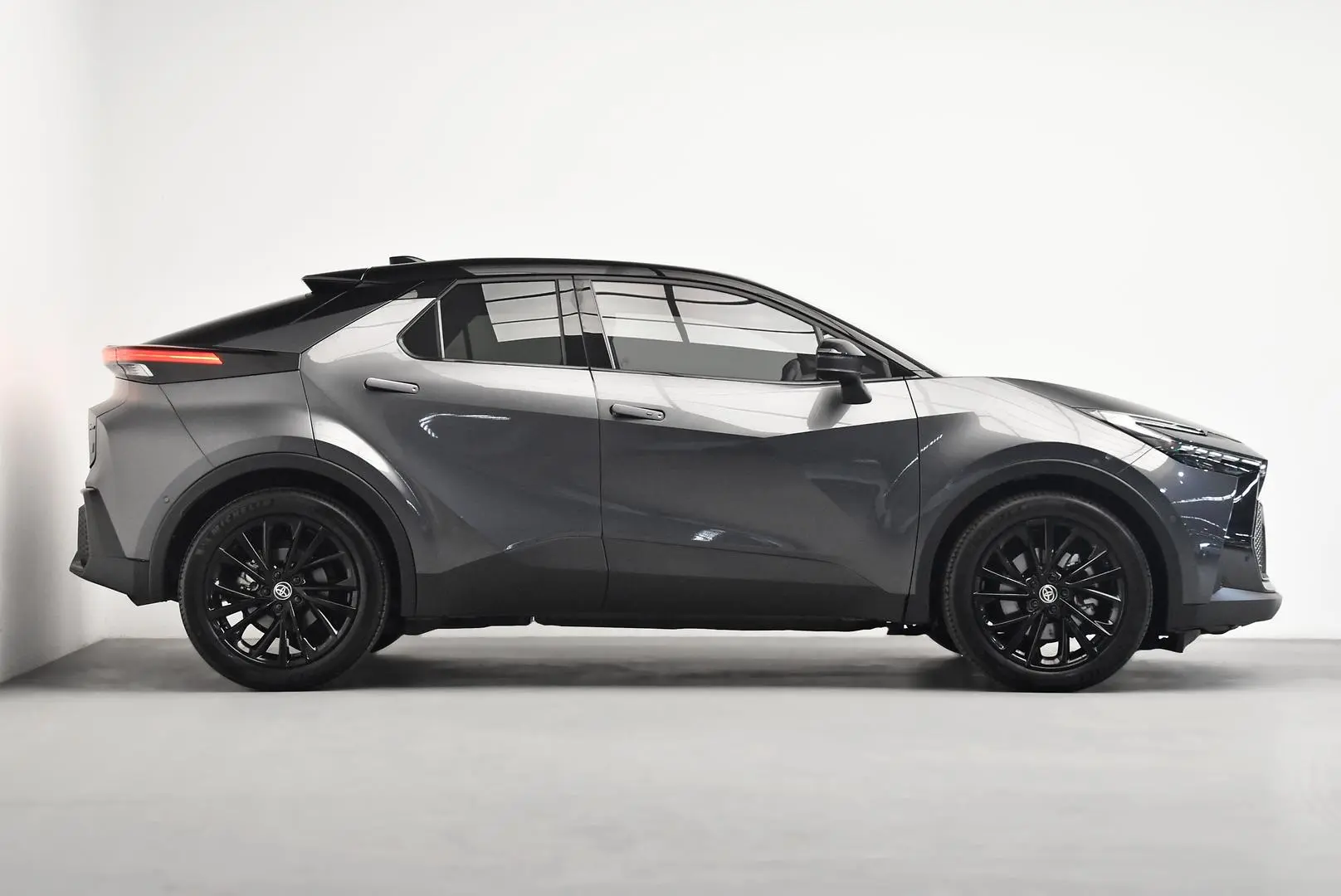 2025 Toyota C-HR Gallery Image 3